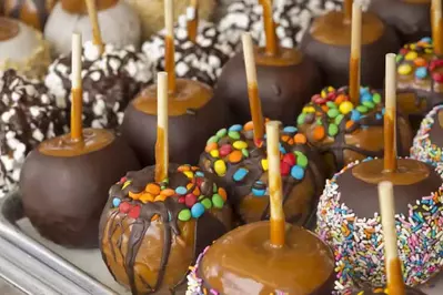 Mouthwatering caramel apples with chocolate.